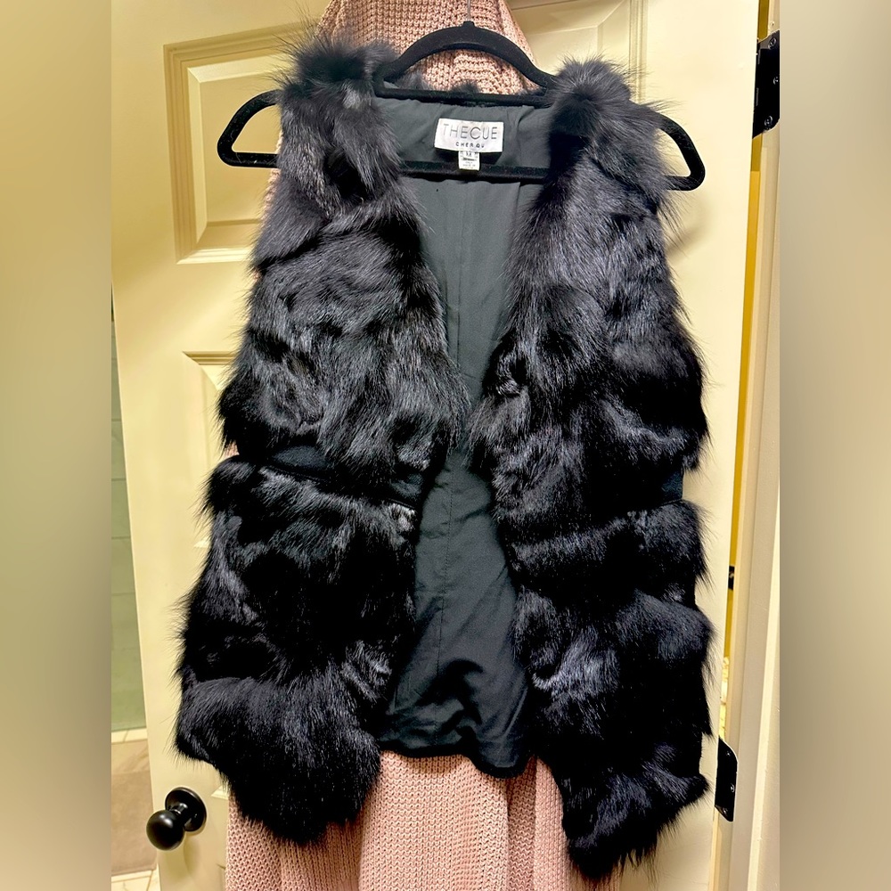 THE CUE by Cher Qu Black Fur Vest M